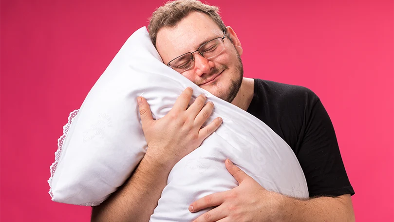 Ein Bild eines Mannes, der ein atmendes Kissen umarmt.