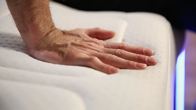 Eine Hand unseres Rezensenten drückt auf eine Matratze