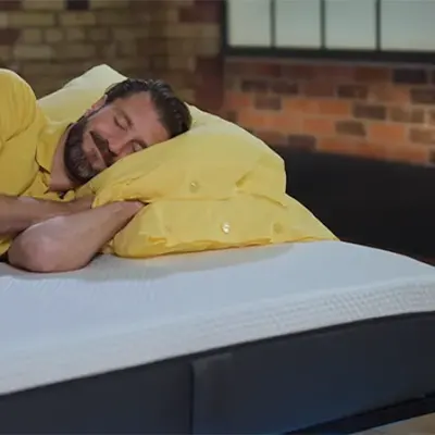 Eine Moderatorin von Sleep Advisor schläft auf einer Emma Original Matratze.