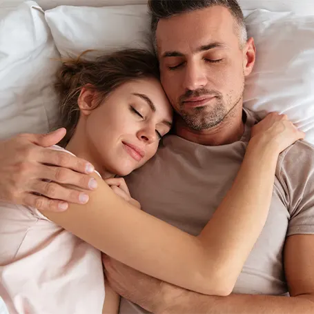 ein schlafendes Paar in einem Bett