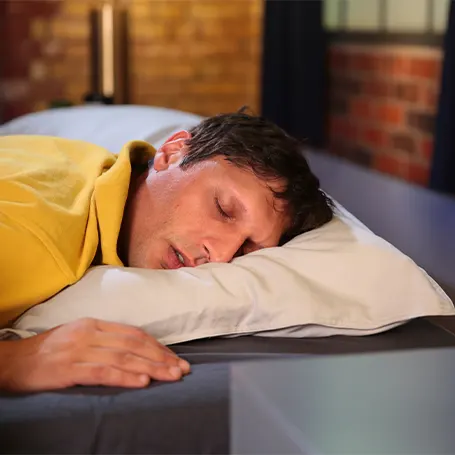 Ein Bild eines The Sleep Advisor, der auf dem Bauch schläft