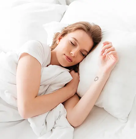 Das Bild einer Frau im Bett, die zu schlafen versucht